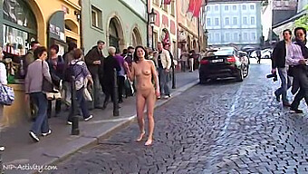 Desnuda Y Cachonda: Der En Las Calles