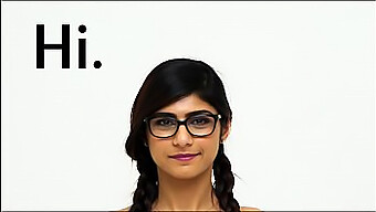 Fit Arab Babe Mia Khalifa Osoittaa Pois Hänen Jäntevä Elin Lähikuva