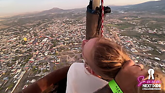 Intenso Amoreggiamento Durante L'Alba In Un Palloncino D'Aria Calda Sopra Le Piramidi In Messico